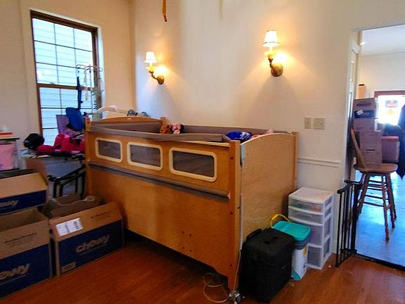 5th image of 565 Main St