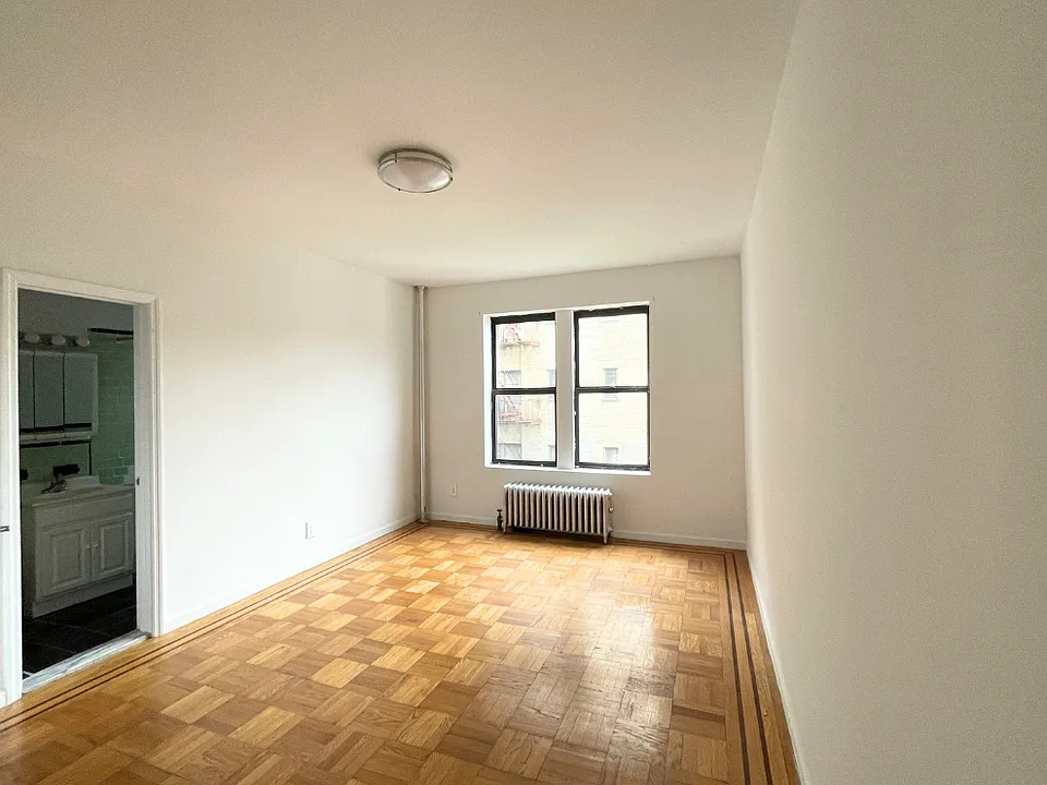 815 E 14th St #3T