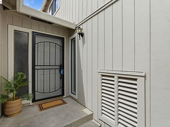 3rd image of 2 Knoll Ct