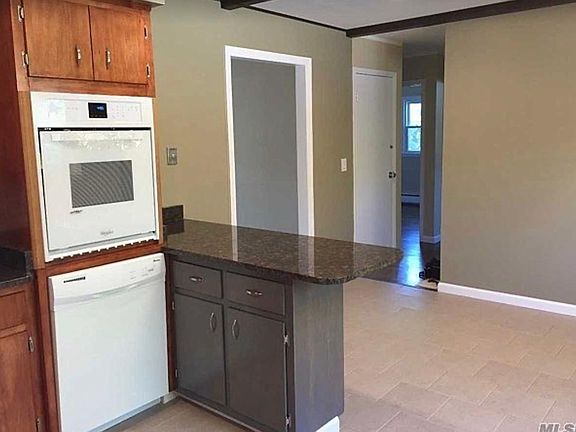 3rd image of 19 Winston Dr