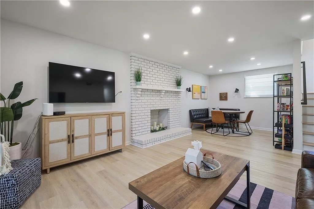 4 bed, 3.0 bath, 1755 sqft, $5,500 — Photo 3
