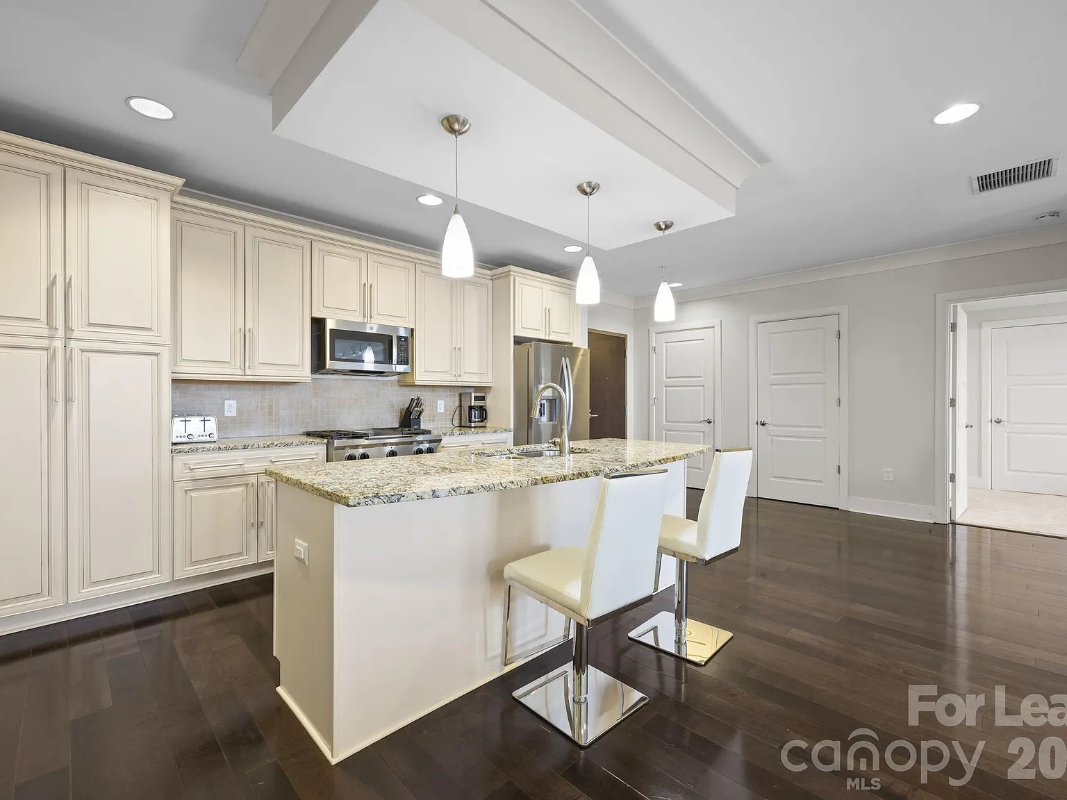 2 bed, 2.0 bath, 1726 sqft, $4,500 — Photo 4