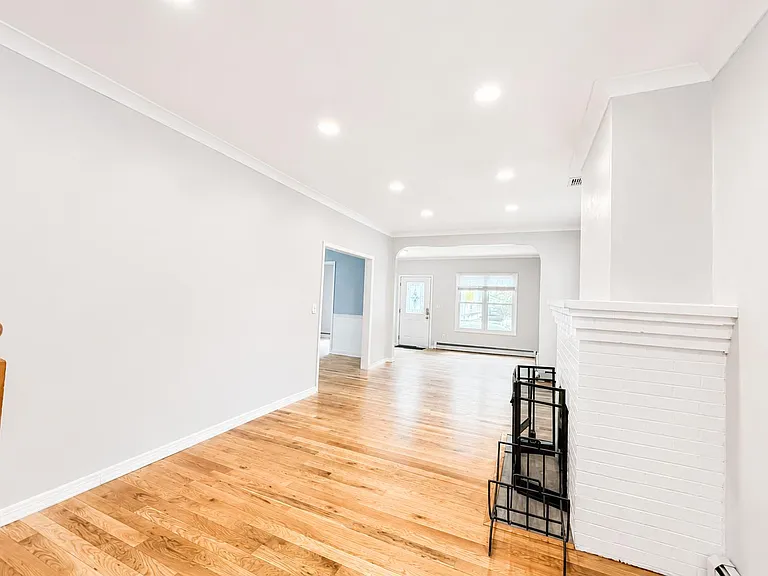 24 Sunderland Ave — Photo 7