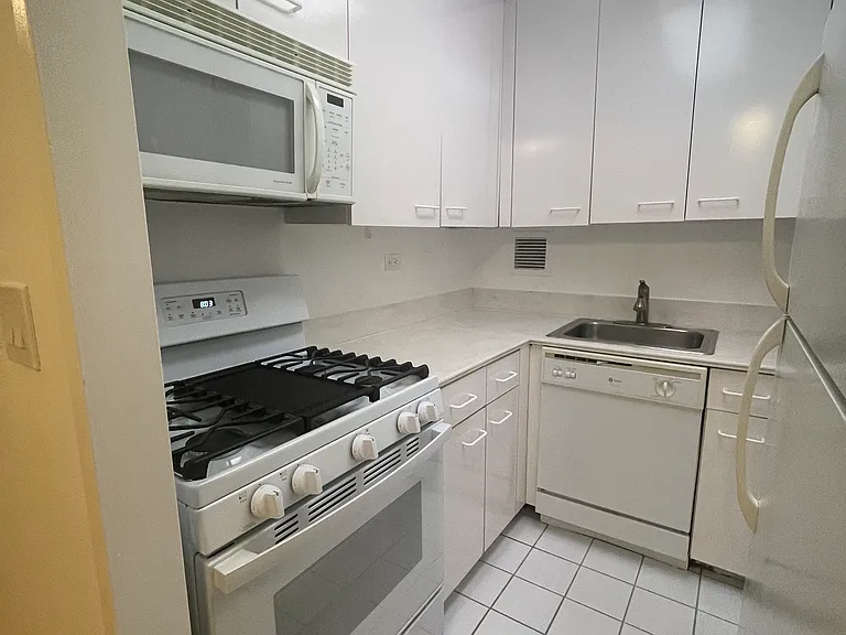 330 E 38th St #28H — Photo 5