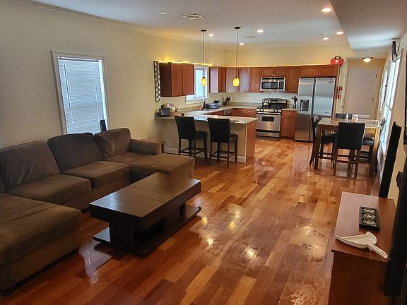 LIVING ROOM COMMAN AREA