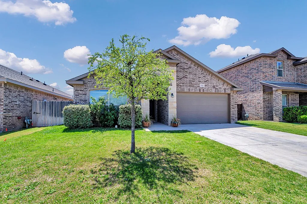 4 bed, 3.0 bath, 2050 sqft, $3,000 — Photo 2