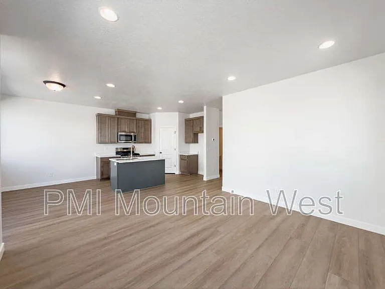 2606 N 2125 W — Photo 13