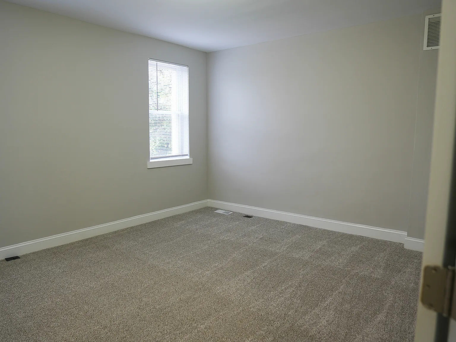 3 bed, 1.5 bath, $1,900 — Photo 4