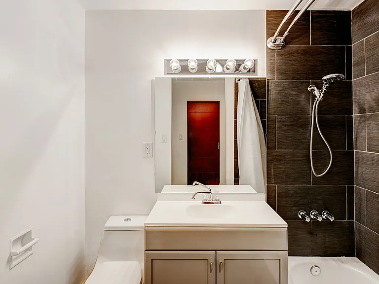 1321 W 36th Pl — Photo 10