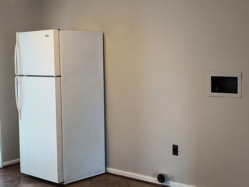 kitchen, W/D hookups