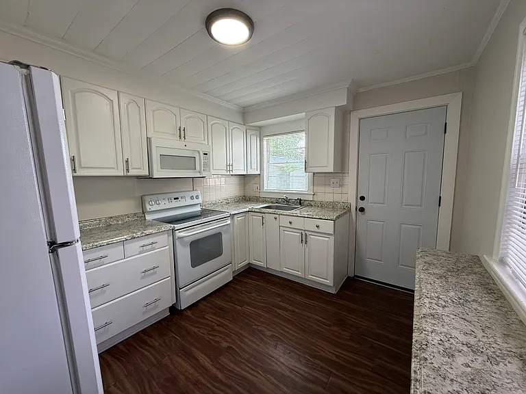 211 W Kirby St — Photo 6