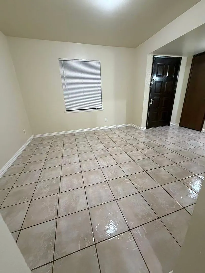Beautiful 4 Bedroom 2 Bathroom in Plano! — Photo 2