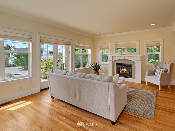 3rd image of 1882 NE Parkview Drive