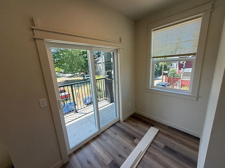 Brand New 2 bedroom 1.5 bath unit — Photo 15