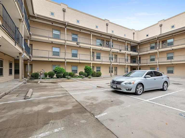 3501 Chenevert St #17 — Photo 16