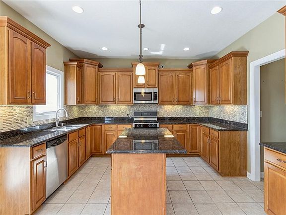 4th image of 9524 Woodland Dr