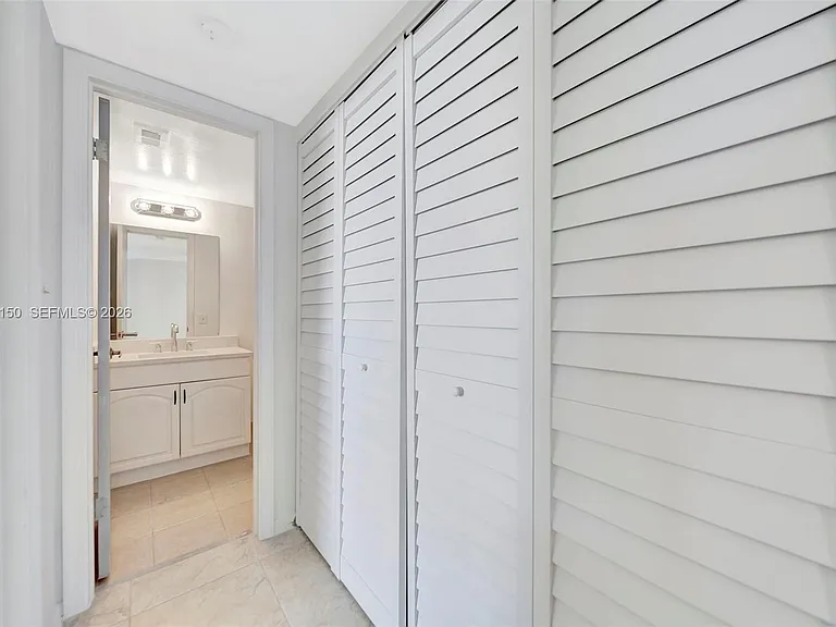 117 Lake Emerald Dr #408 — Photo 33