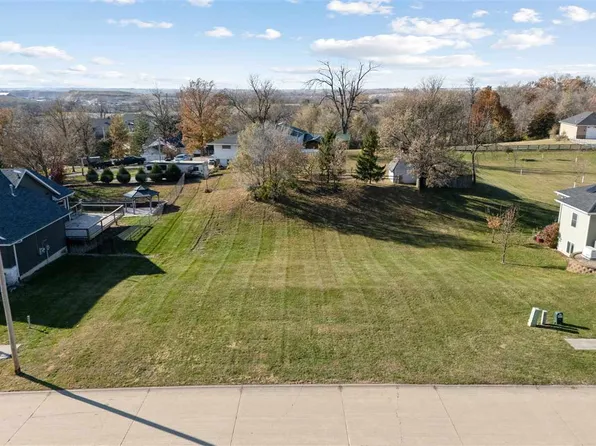 1722 Gardner Dr NW, Cedar Rapids, IA 52405