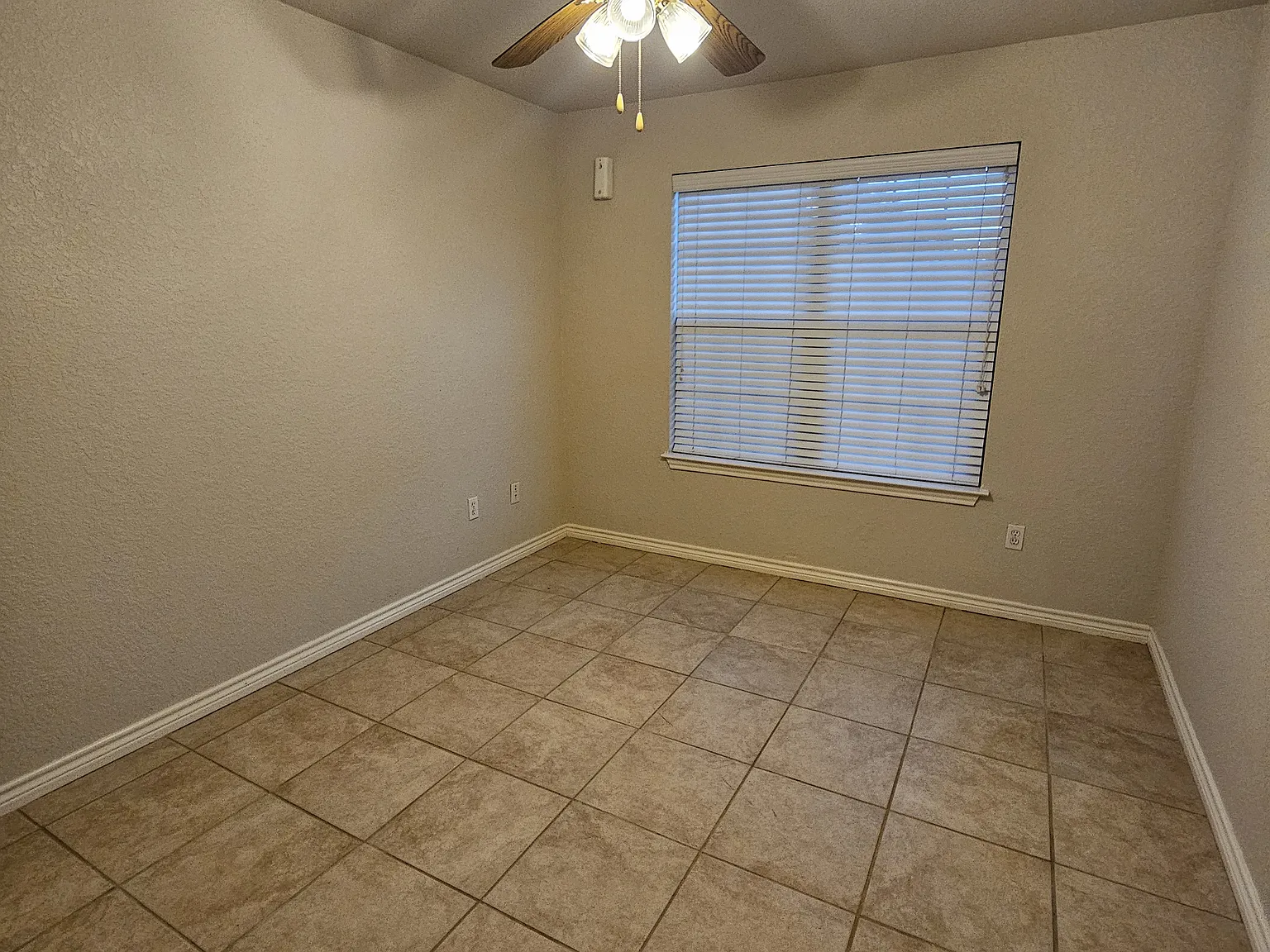 1 bed, 1400 sqft, $600 — Photo 3