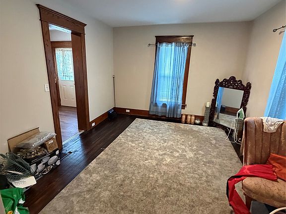 4th image of 1056 W 21st St