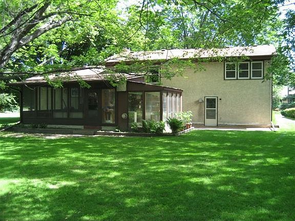 Back of home showing screened porch & greenhouse.