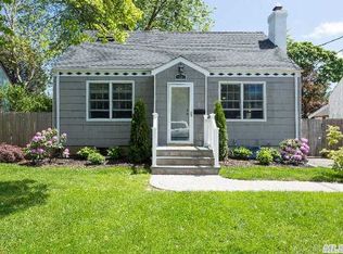 32 Grafton St, Greenlawn, NY 11740