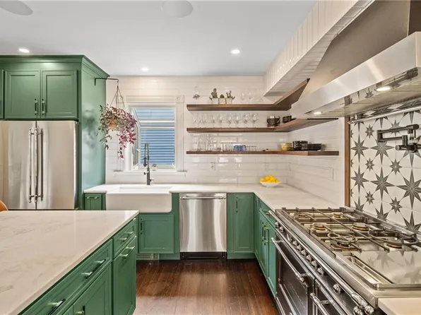 8 Congdon Ave, Newport, RI 02840