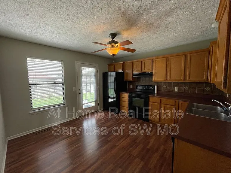 609 E Sunset St — Photo 3