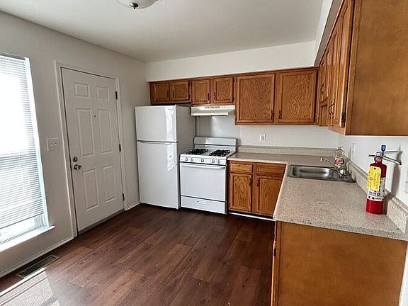 4th image of 615 Villa Dr