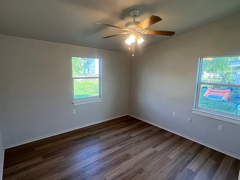 1330 N General McMullen Dr — Photo 7