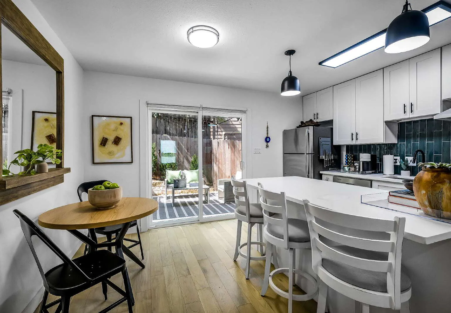 2 bed, 1.0 bath, 938 sqft, $2,800 — Photo 1