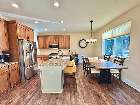 5th image of 939 Sunset Rd