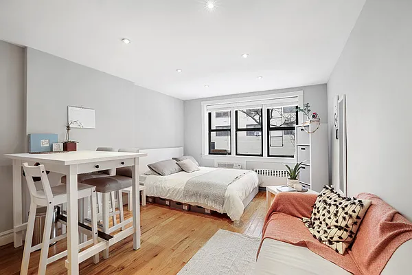 Rented by Cooper & Cooper Real Estate | media 8