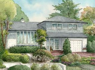 97 Serpentine Ln, Albertson, NY 11507