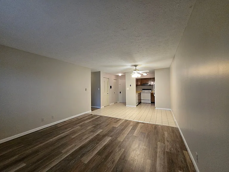 Creekwood Apartments - Farmington — Photo 2