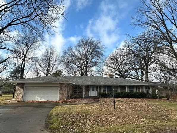 1 Oak Ln, Farmer City, IL 61842