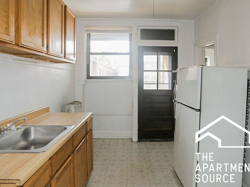 1st image of 2612 W Gunnison St APT 2R