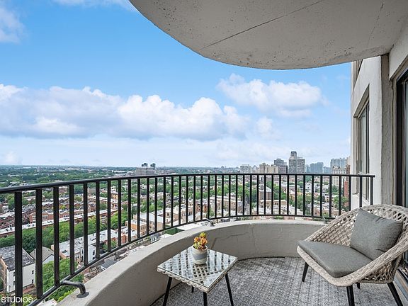 4th image of 2020 N Lincoln Park W APT 18A