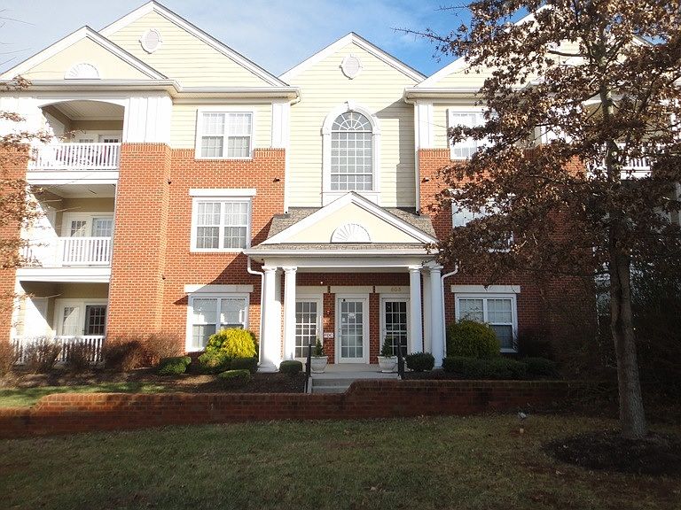 1st image of 605 Wyndhurst Dr APT 204