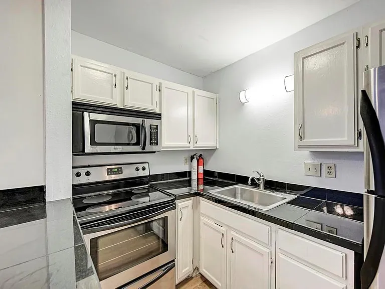 1000 W 26th St #113 — Photo 7
