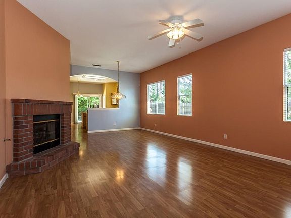 3rd image of 300 Willow Glen Dr
