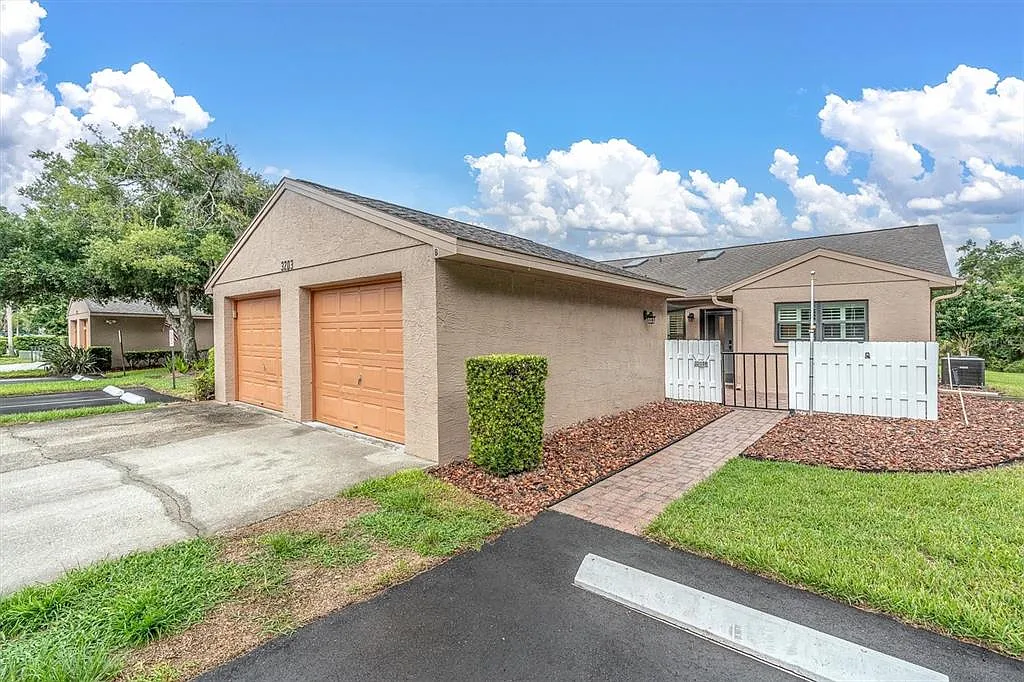 3 bed, 2.0 bath, 1200 sqft, $2,500 — Photo 2