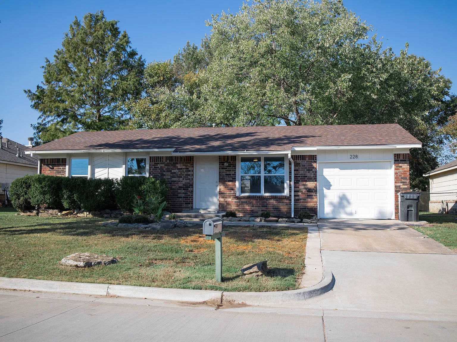 3 bed, 1.5 bath, 1004 sqft, $1,500 — Photo 2
