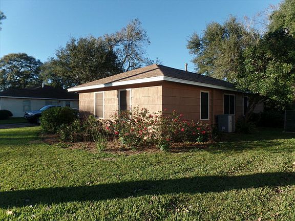 5th image of 305 Camellia St