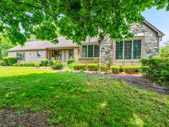 10044 Aylebury Dr, South Lyon, MI 48178