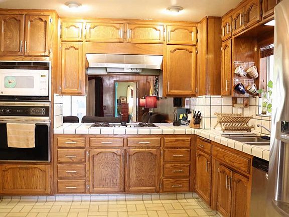 4th image of 2034 S Court St