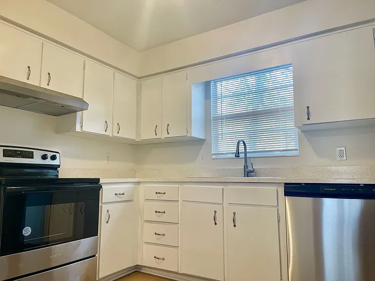 2 Bedroom/1 Bathroom Move-in Ready Townhome w\ 1 Month Free Rent!! — Photo 15
