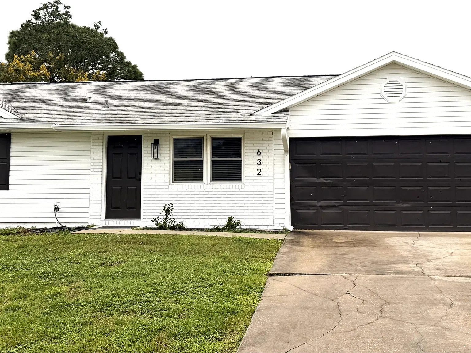 3 bed, 2.0 bath, 1001 sqft, $2,100 — Photo 2