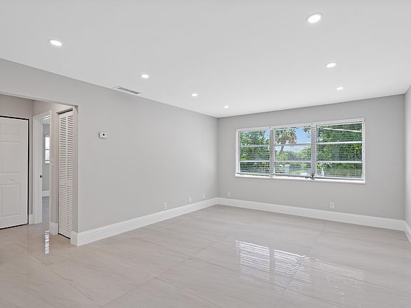 5th image of 301 SE 12th Ave #6
