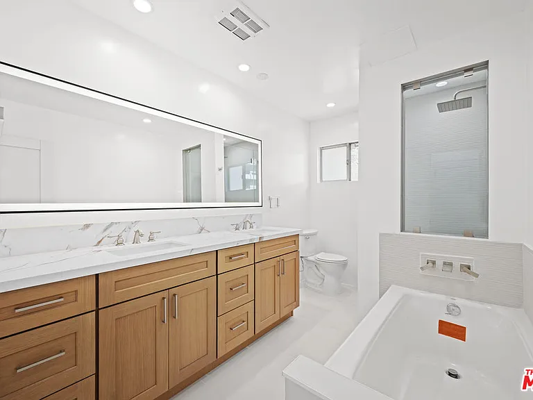 136 S Palm Dr #201 — Photo 10